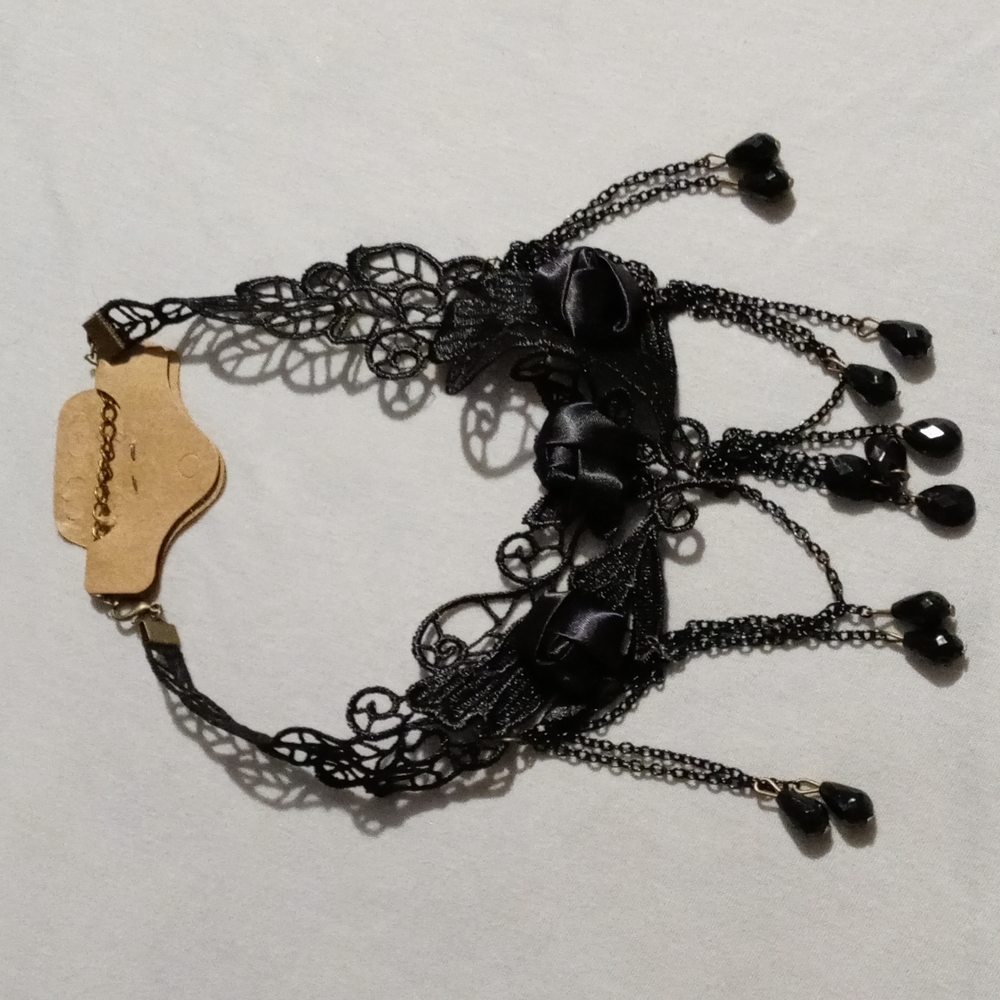 Choker necklace with black roses